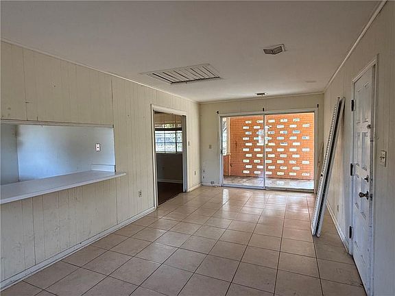 4th image of 216 Rhodes Ave