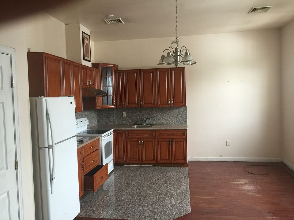 2nd image of 301 High St N