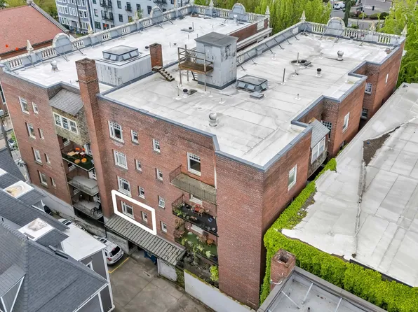 1811 NW Couch St APT 207, Portland, OR 97209