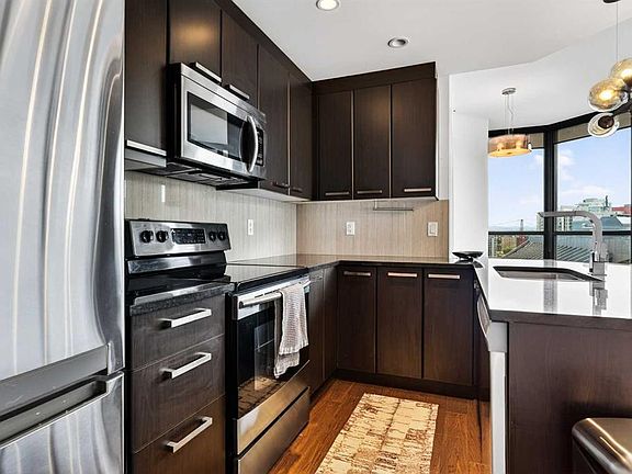 4th image of 225 NE 11th Ave SE #2010