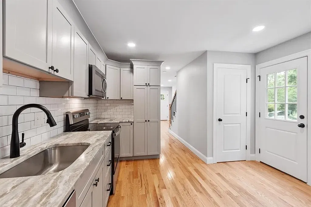 2 bed, 900 sqft, $2,300 — Photo 1