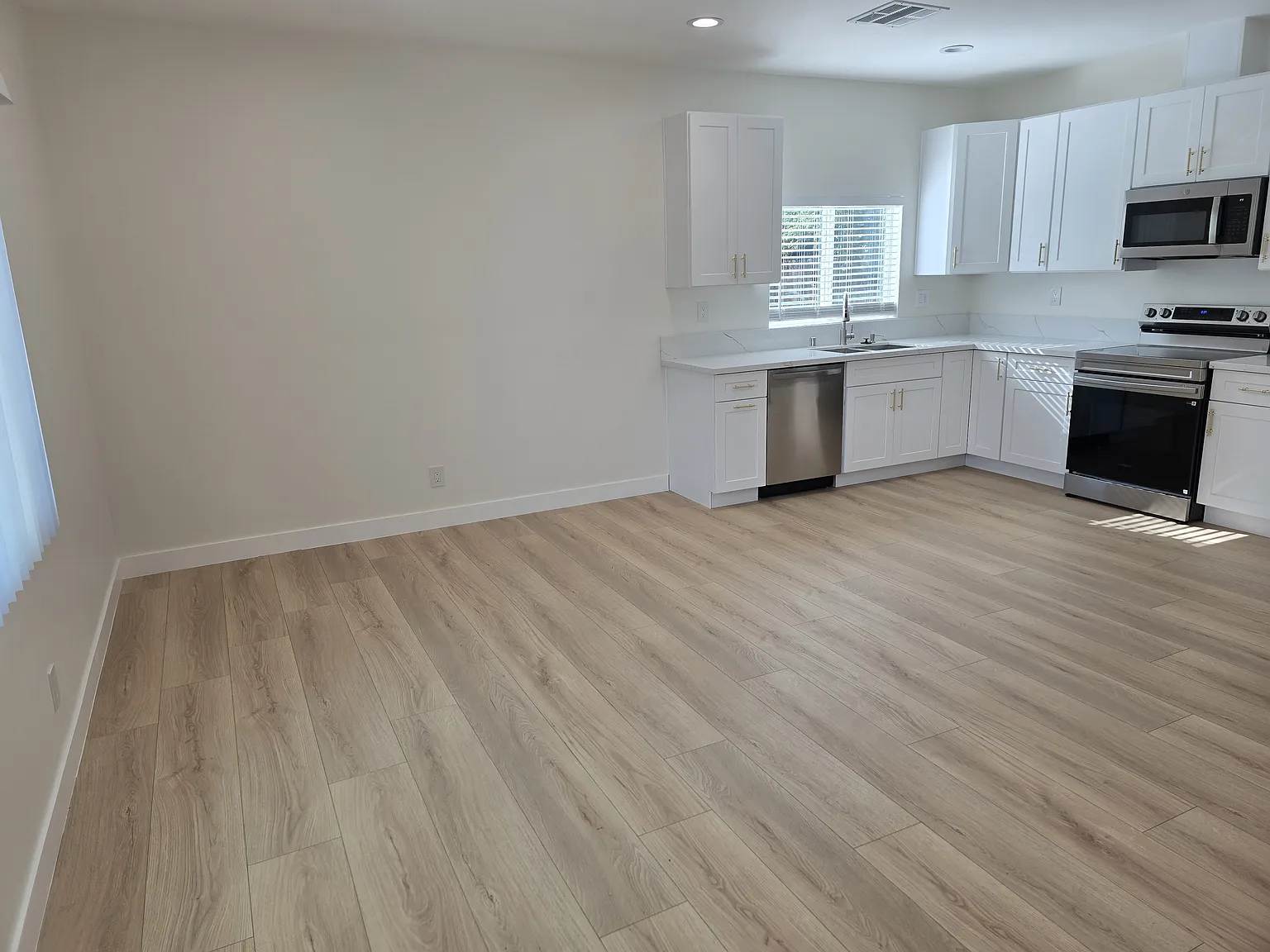 3 bed, 2.5 bath, 1200 sqft, $3,900 — Photo 3