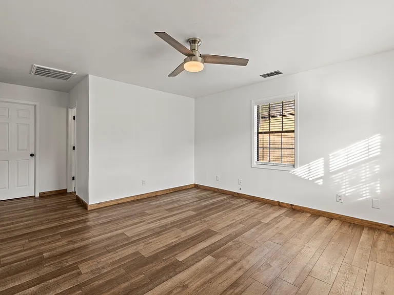 506 Greenbay Ave — Photo 4