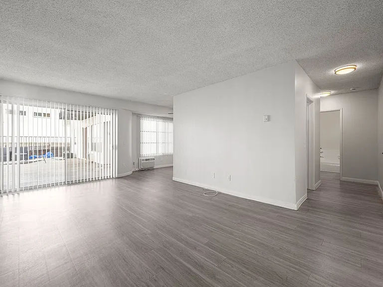 8011 W Romaine St — Photo 18