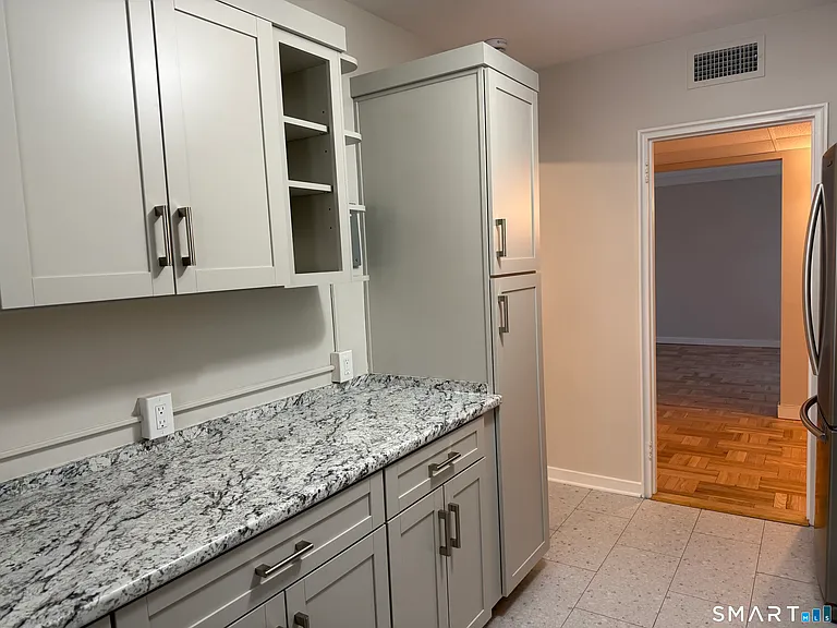 20 Outlook Ave #102 — Photo 2