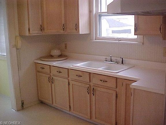 5th image of 1124 W 11th St