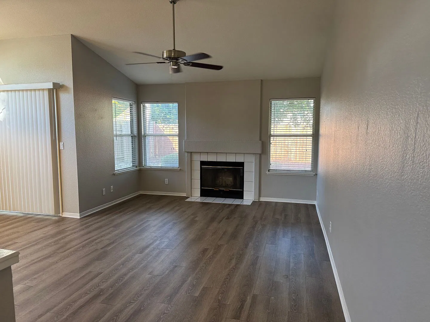 Antelope home with 3 car garage and gardener included — Photo 3