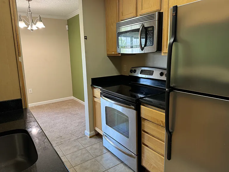 Attractive, fully-equipped Kitchen