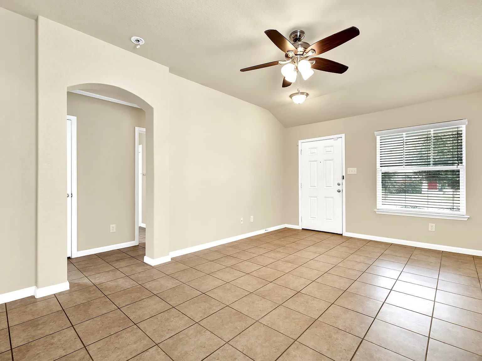 3 bed, 1220 sqft, $1,776 — Photo 3