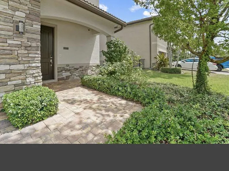 7075 Limestone Cay Rd — Photo 3