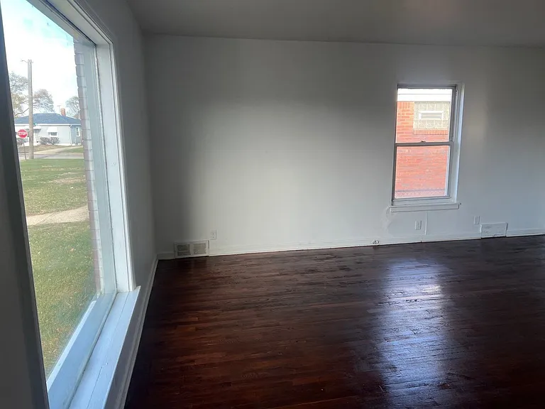 239 Arthur St — Photo 6