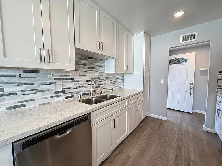 551 Glencrest Dr — Photo 2