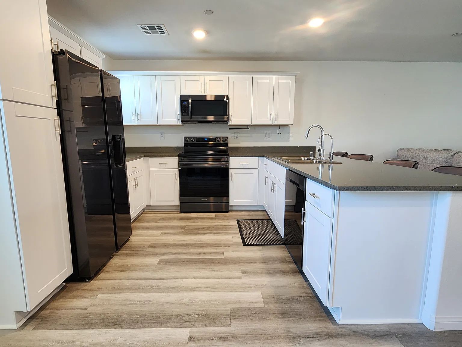 3 bed, 2.5 bath, 1845 sqft, $2,300 — Photo 4