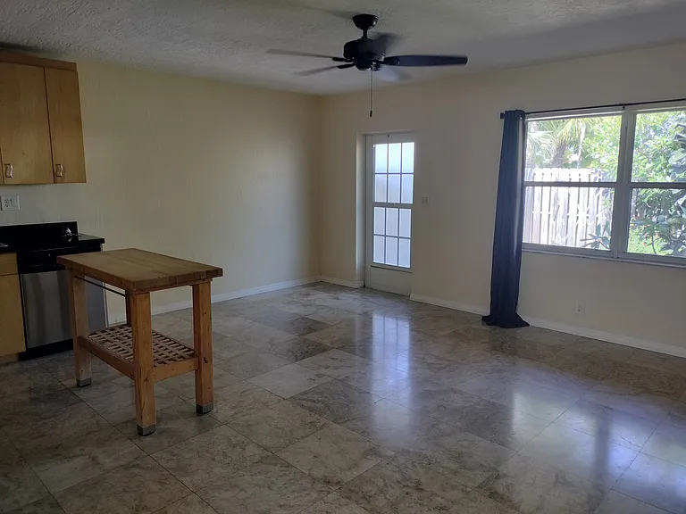 728 NE 13th Ct — Photo 10