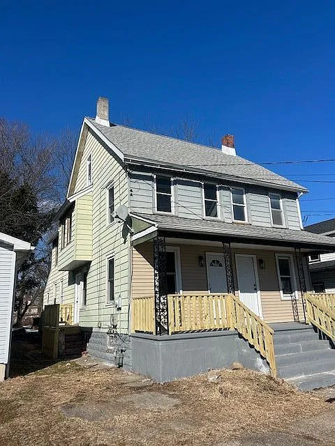 4 bed, 1.0 bath, 1300 sqft, $1,700 — Photo 1