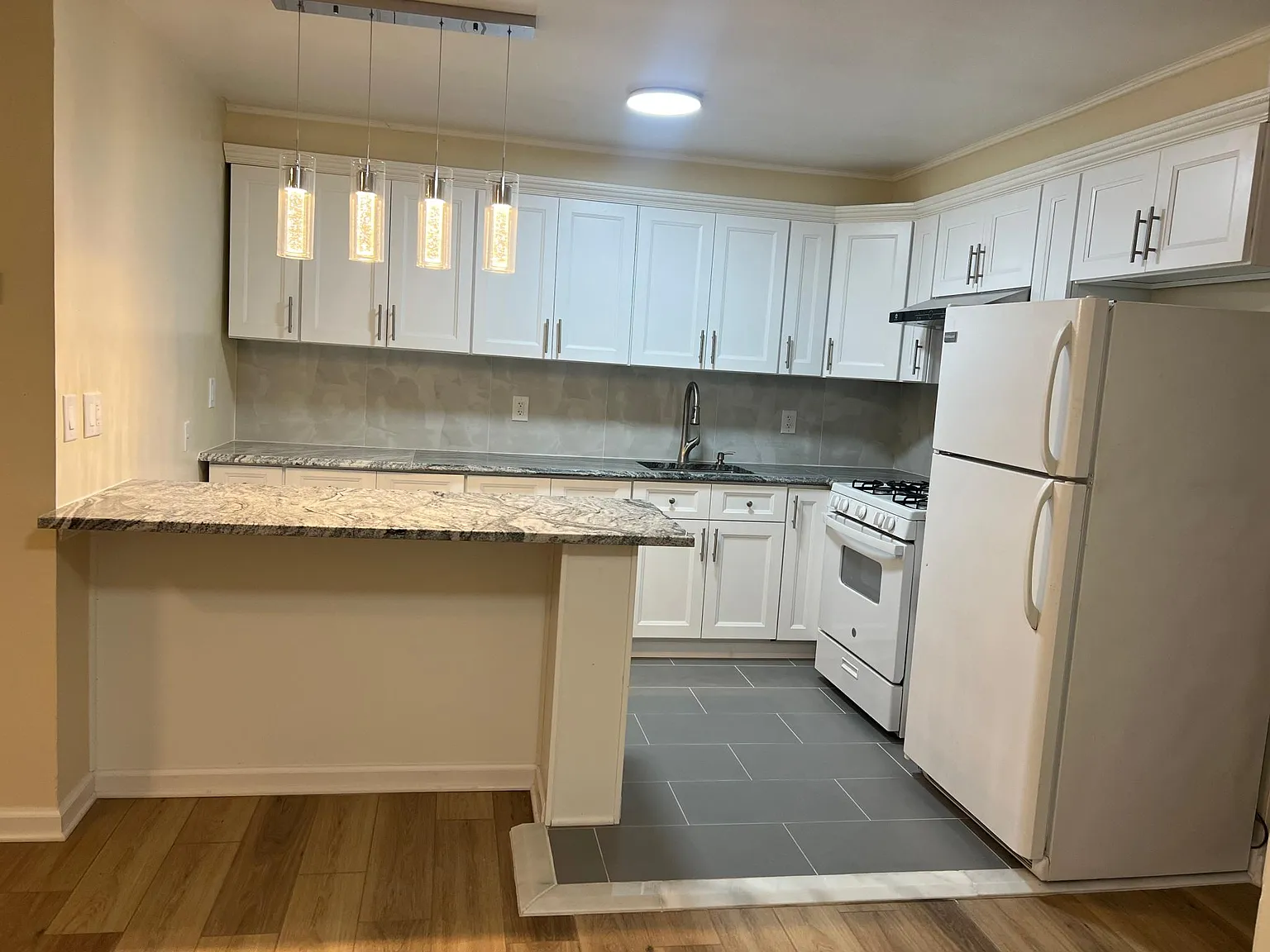 3 bed, 900 sqft, $3,800 — Photo 2
