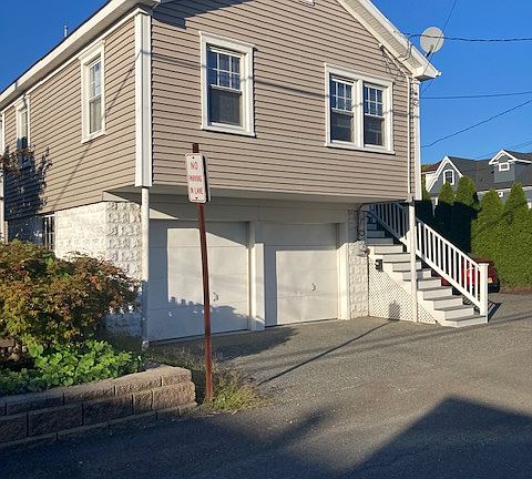 Detached garage apartment. Private entrance, enclosed porch/sitting area.Less than 3 blocks to the ocean. Quiet lane in Avon by the Sea.