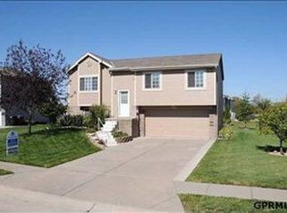 1223 Devon Dr, Papillion, NE 68046