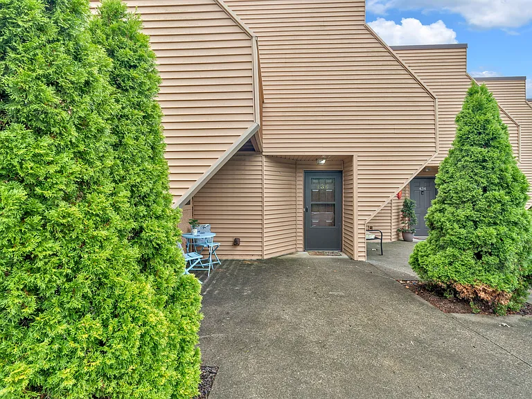 436 Olympia Dr — Photo 1