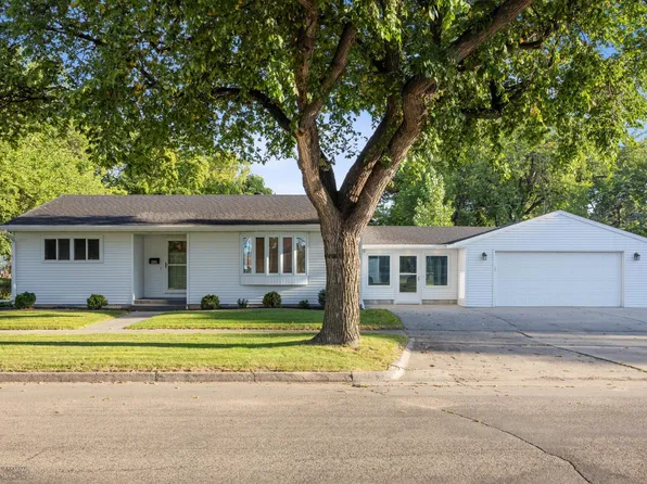 1204 20th Ave S, Moorhead, MN 56560