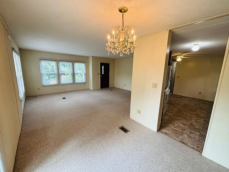 465 Underwood St — Photo 9