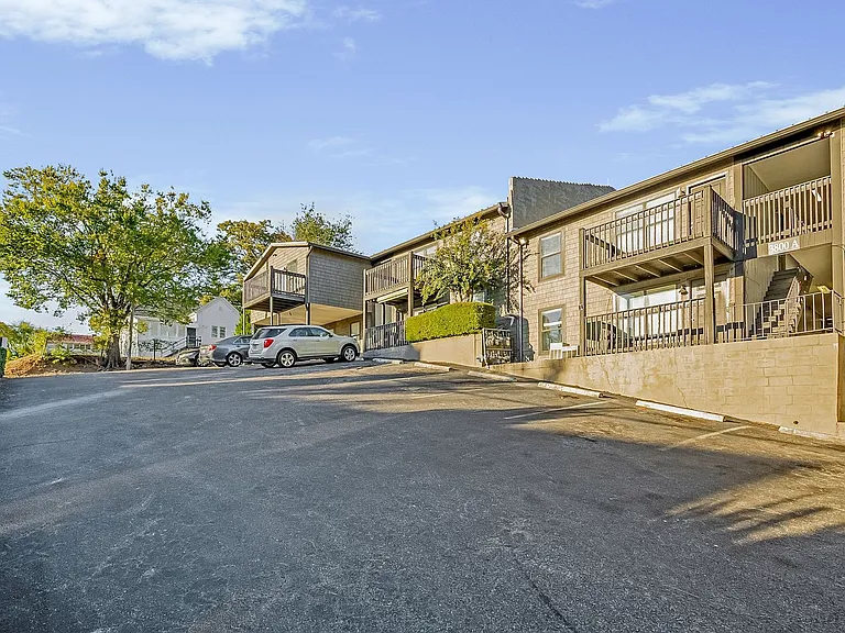 5th Avenue Apartments — Photo 19