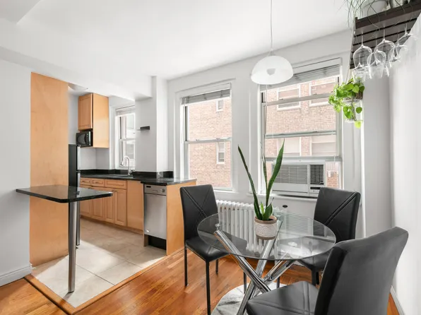 333 East 43rd Street 709 image 2 of 15