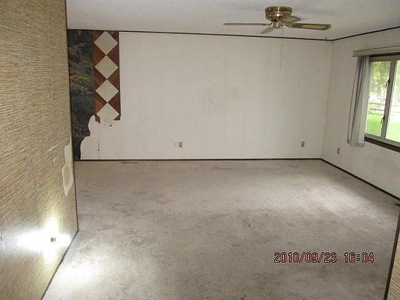 4th image of 8216 Douglas Ln N