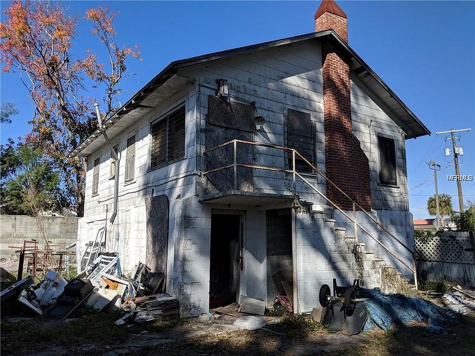 2nd image of 525 Avenue J NW