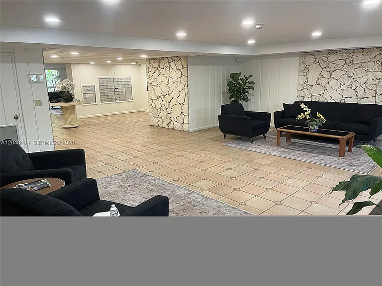 1205 Mariposa Ave #428 — Photo 4