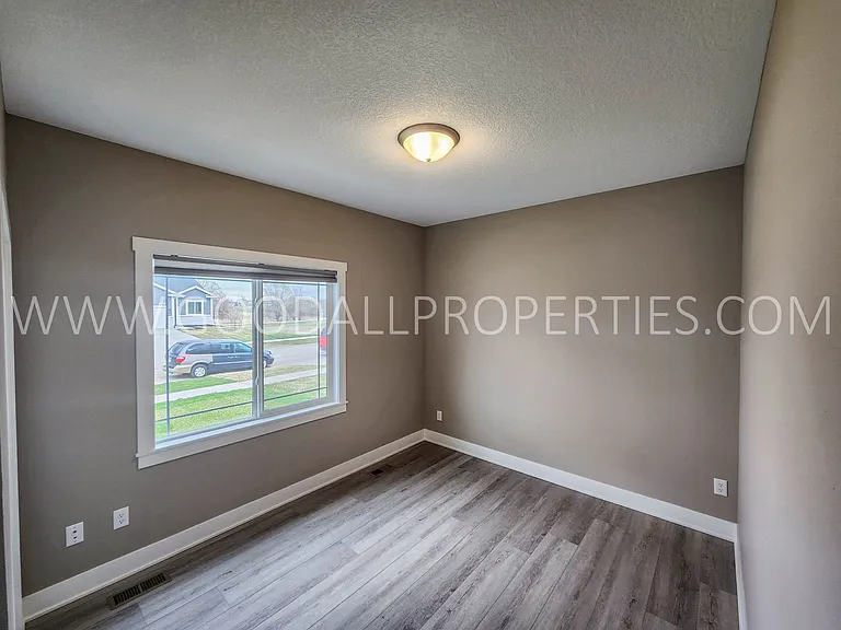 650 NW Rosemont Dr — Photo 8