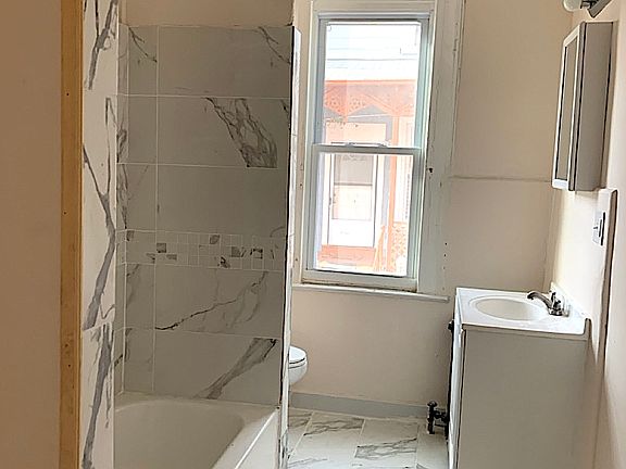5th image of 256 Edgewood Ave #1