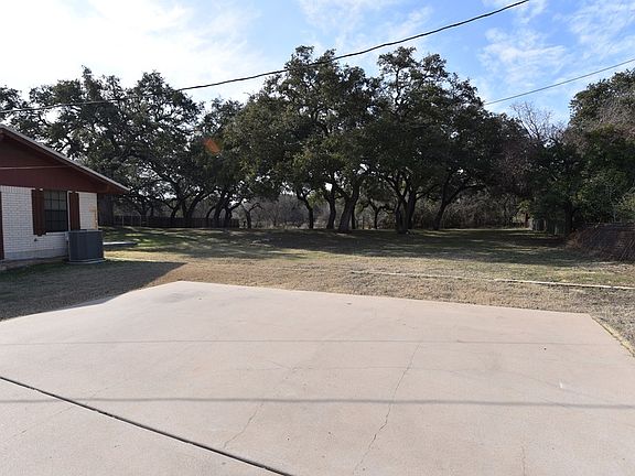 3rd image of 105 Live Oak Dr