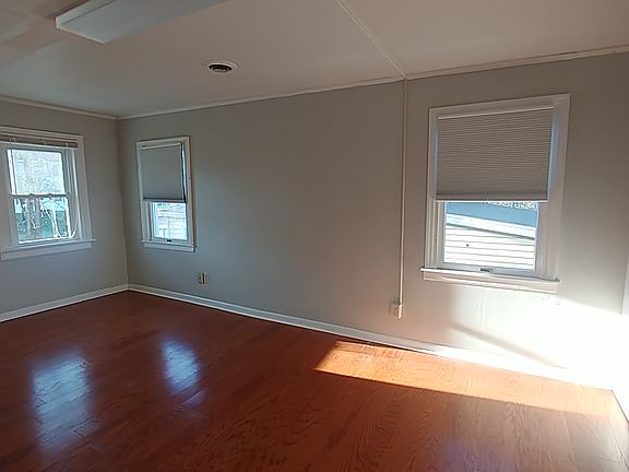 5th image of 39 Main St