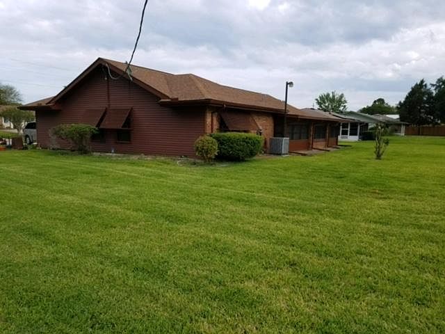 1st image of 2405 Pine Tree Circle Dr