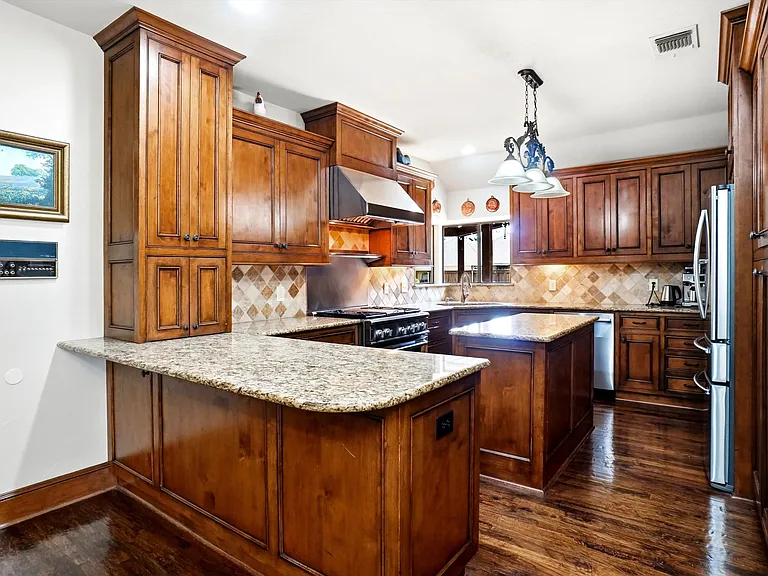 2412 Emerald Cir — Photo 12