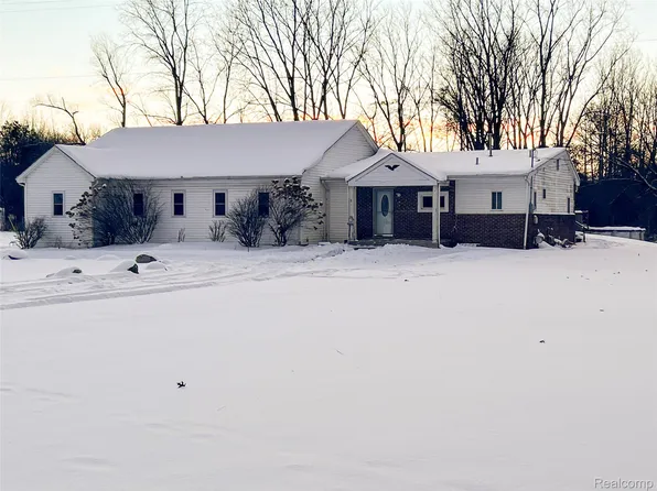 1290 Hunter Rd, Brighton, MI 48114