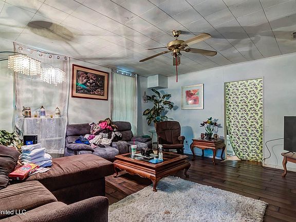4th image of 2207 31st St