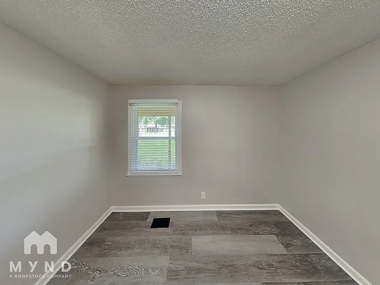 907 Briar Ct — Photo 17