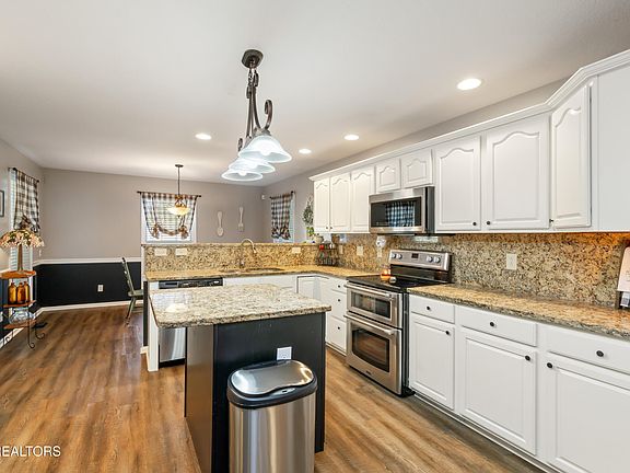 3rd image of 8536 Reagan Woods Ln
