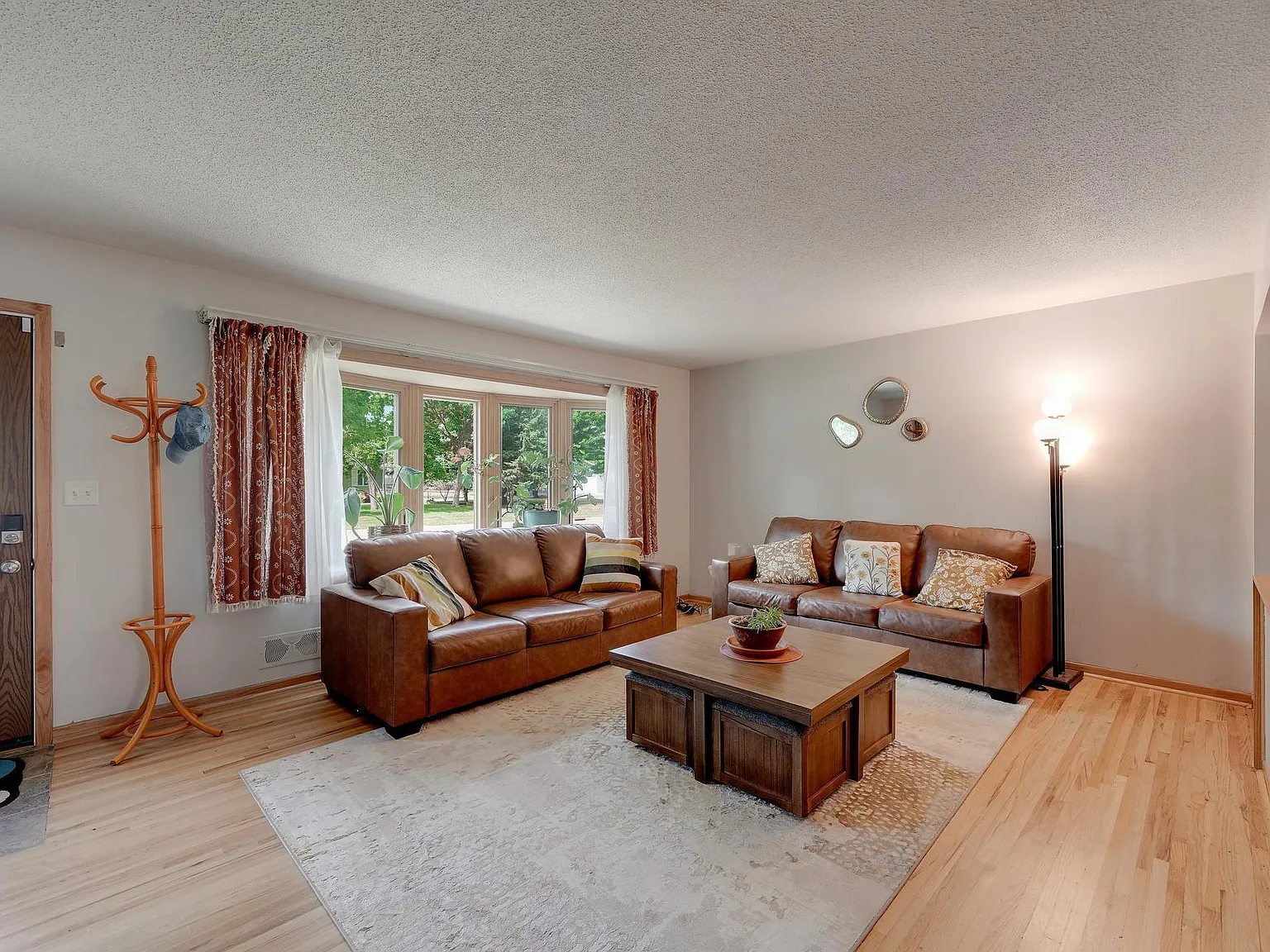 5 bed, 2.0 bath, 2605 sqft, $3,500 — Photo 4