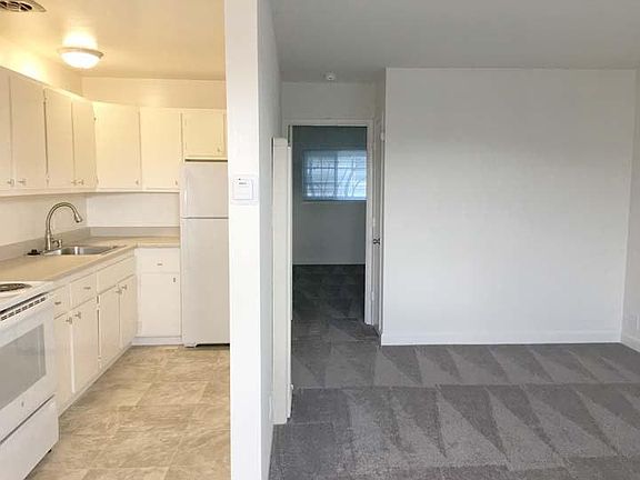 2nd image of 2421 Palmetto Ave APT 14