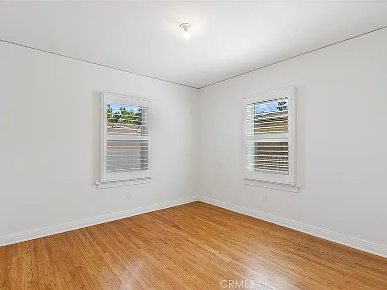 5466 Templeton St — Photo 17