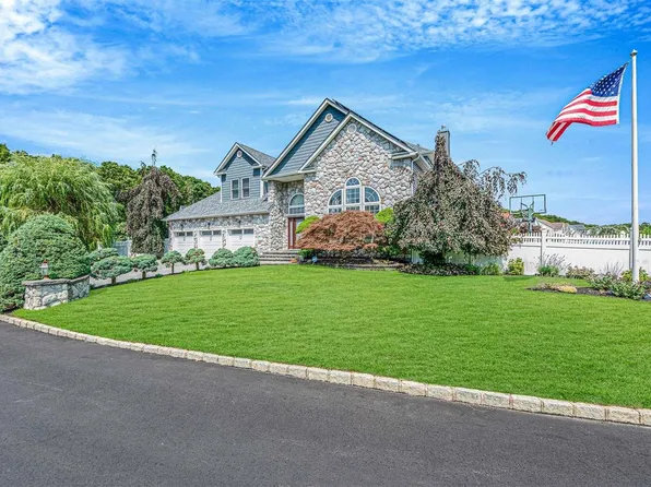 3 Juniper Court, Holtsville, NY 11742