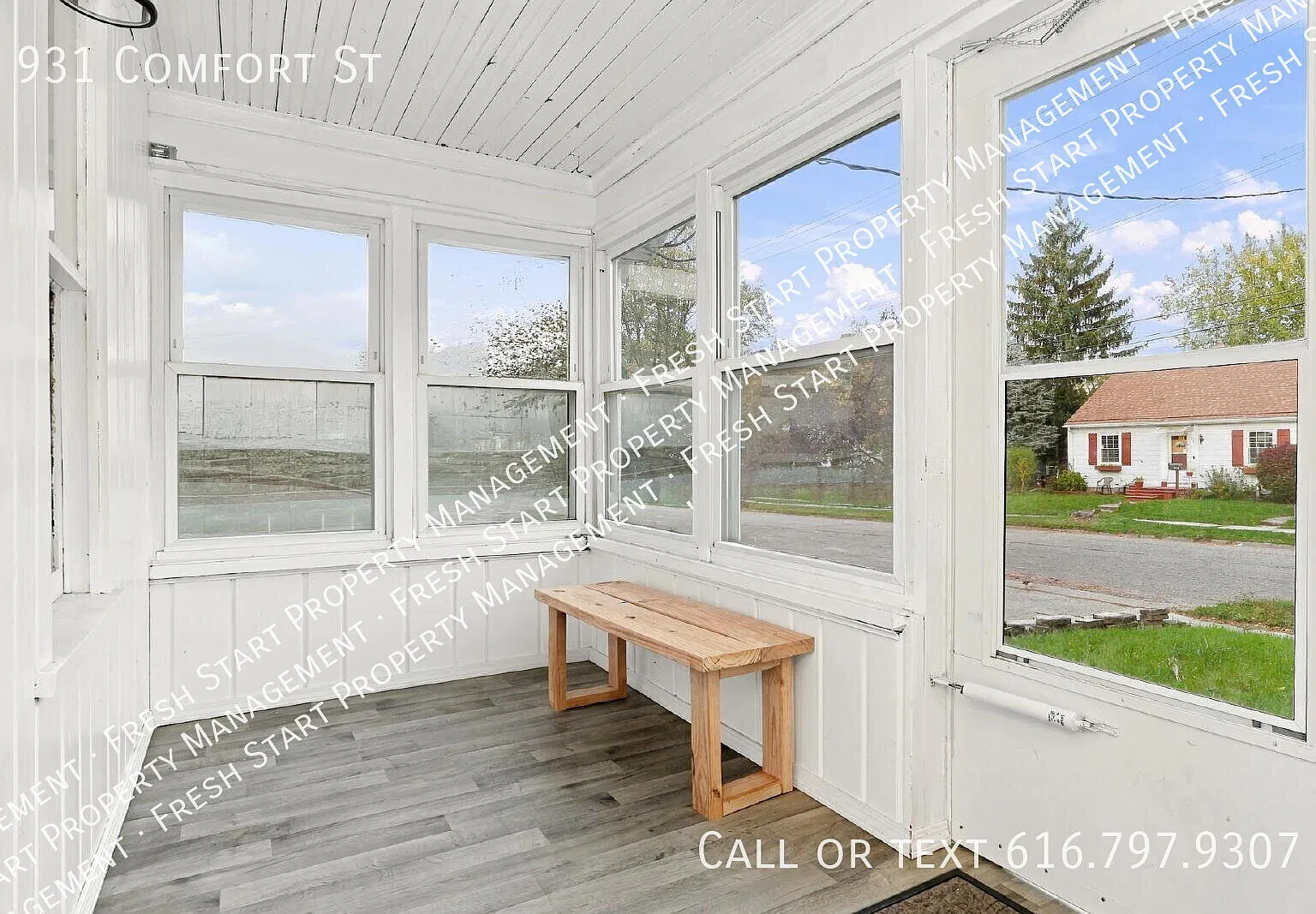 "Charming 2-Bedroom Haven in Lansing's Heart Your Cozy Retreat Awaits at 931 Comfort St!" — Photo 4