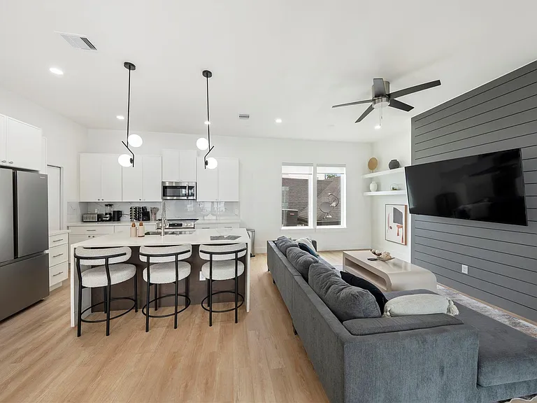 3010 Delano St — Photo 8