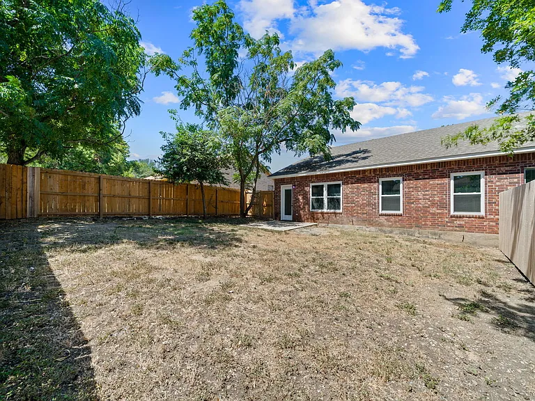 521 Clearfield Dr — Photo 17
