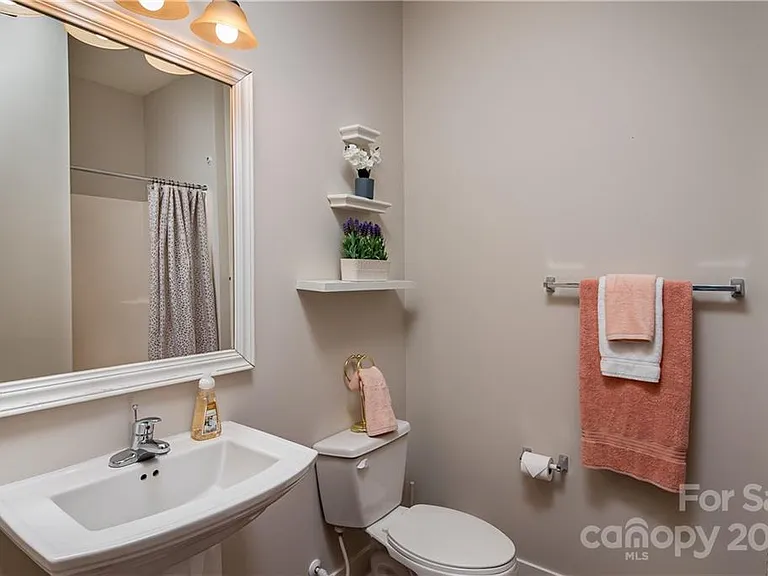 744 Seigle Point Dr — Photo 16