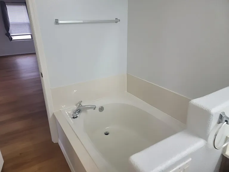 1418 Laguna Ct NE — Photo 34
