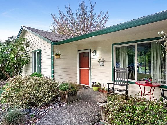 4th image of 14207 145th Ave E
